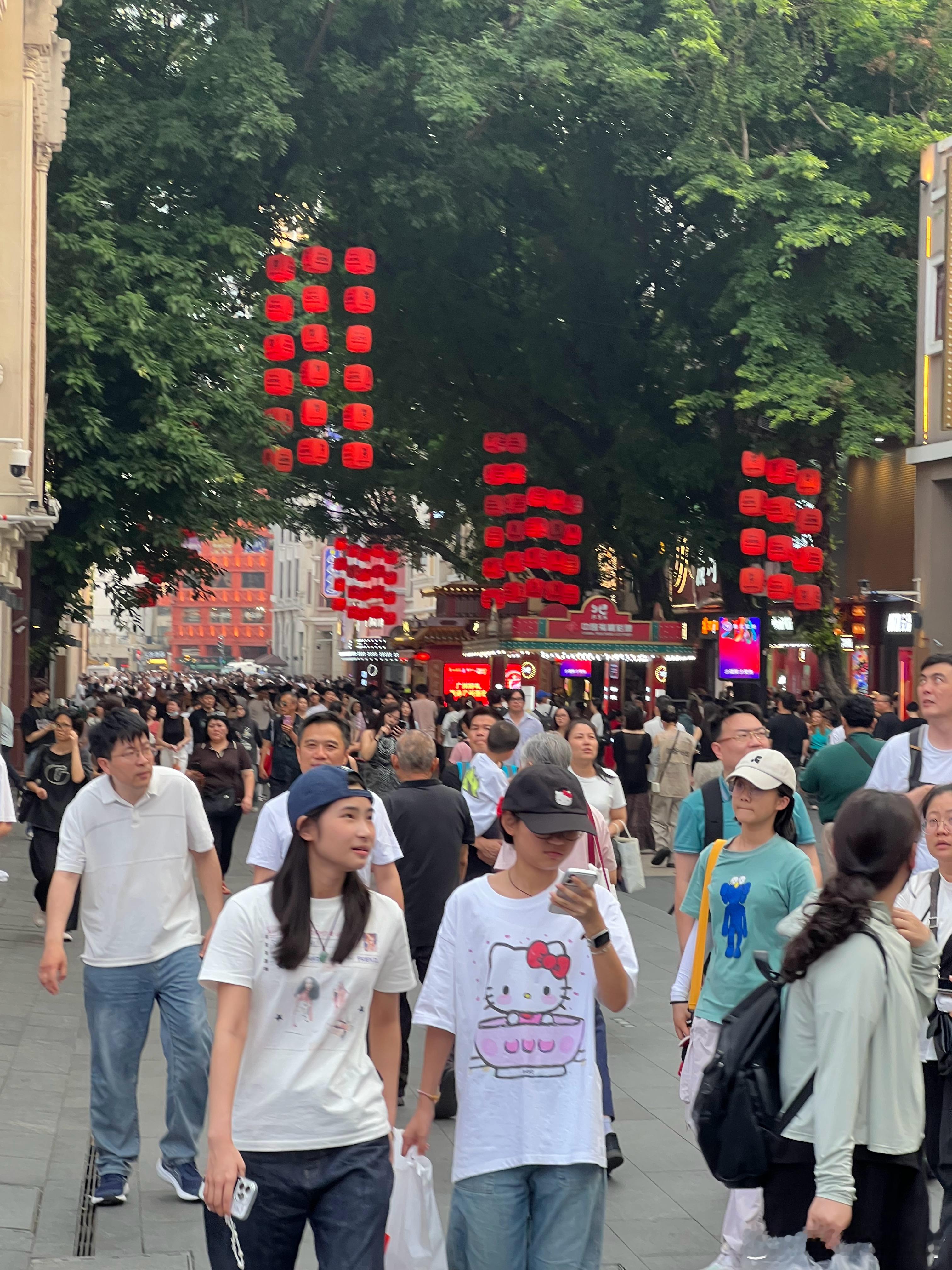 原来北京路又回到那么多人了是我太久没逛街了吗？ 据说应该很多是广西的朋友，因为人