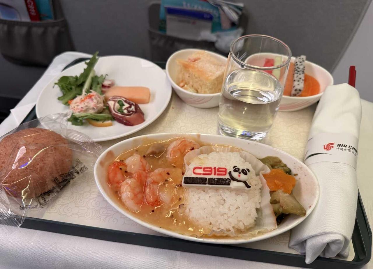 C919公务舱初体验
座椅头部很舒服 坐睡时可以靠着有支撑
餐食上大分 虾仁很好