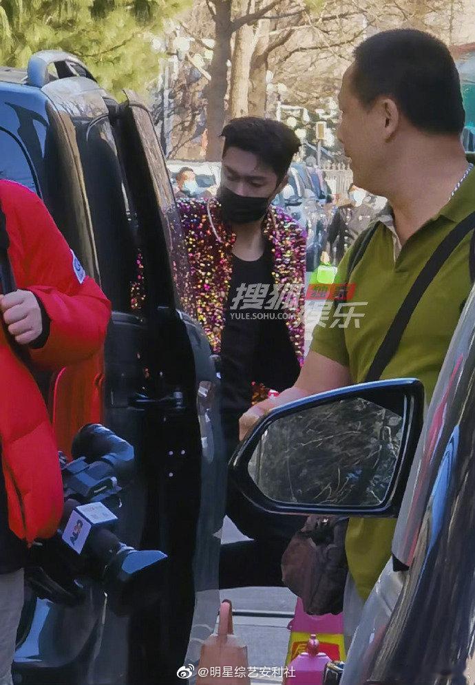 #张艺兴现身春晚联排#  今天的小羊穿的好亮，期待第五次春晚舞台[打call]#