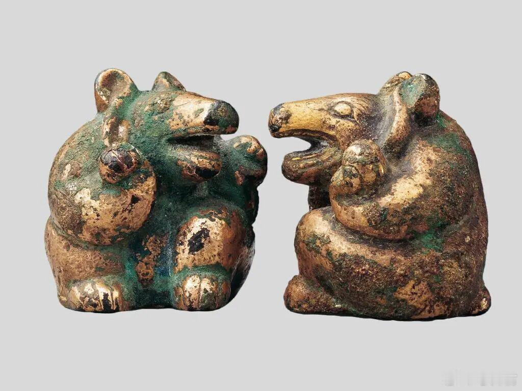 考古文物“熊大熊二”席镇 汉朝人连压席子都压出了艺术感——鎏金熊形青铜镇，憨态可