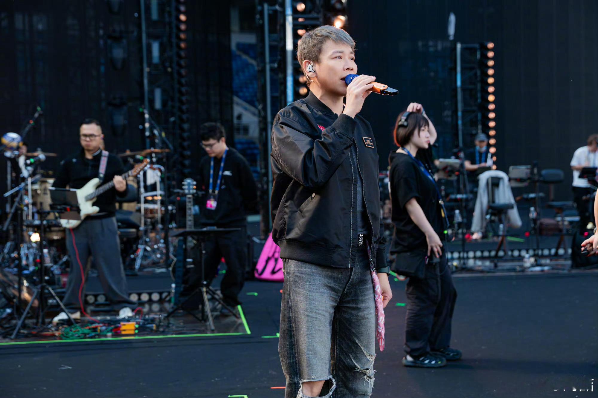 艾福杰尼是陶喆20年的歌迷喜欢了陶喆20年的艾福杰尼追星成功！！是谁羡慕了 