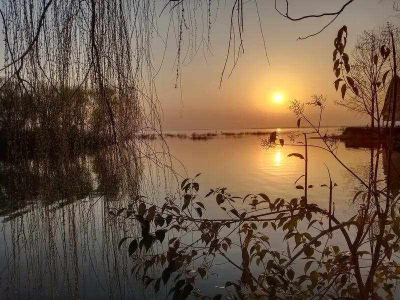 人生最大的感悟是什么呢? 人生最大的感悟，是与自己、生活和世事无常和解。年少时，