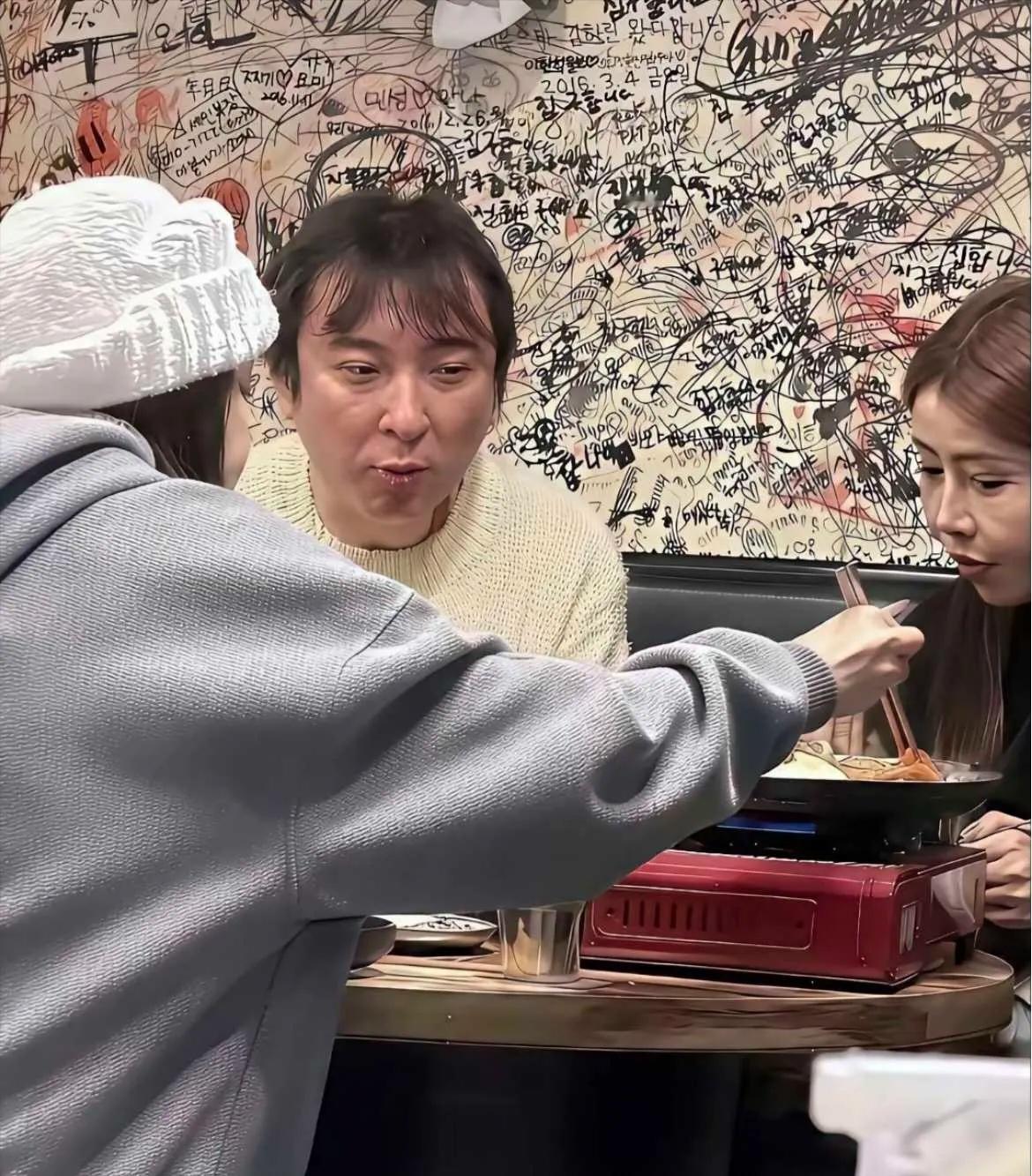 看看这是谁？大家还认得这位首富之子吗？原来的“校长”，现在看起来有些“落魄”了。