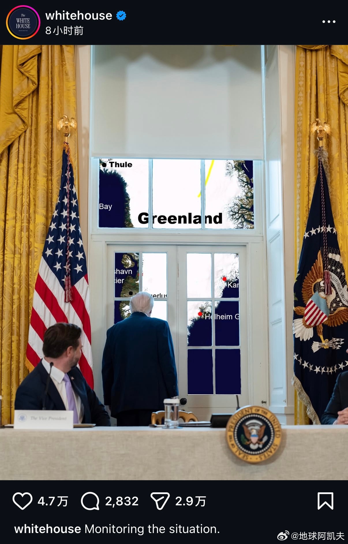 ‼️白宫发布：特朗普站在窗前凝视巨大的“格陵兰岛”地图。配文：正在监控形势热点现