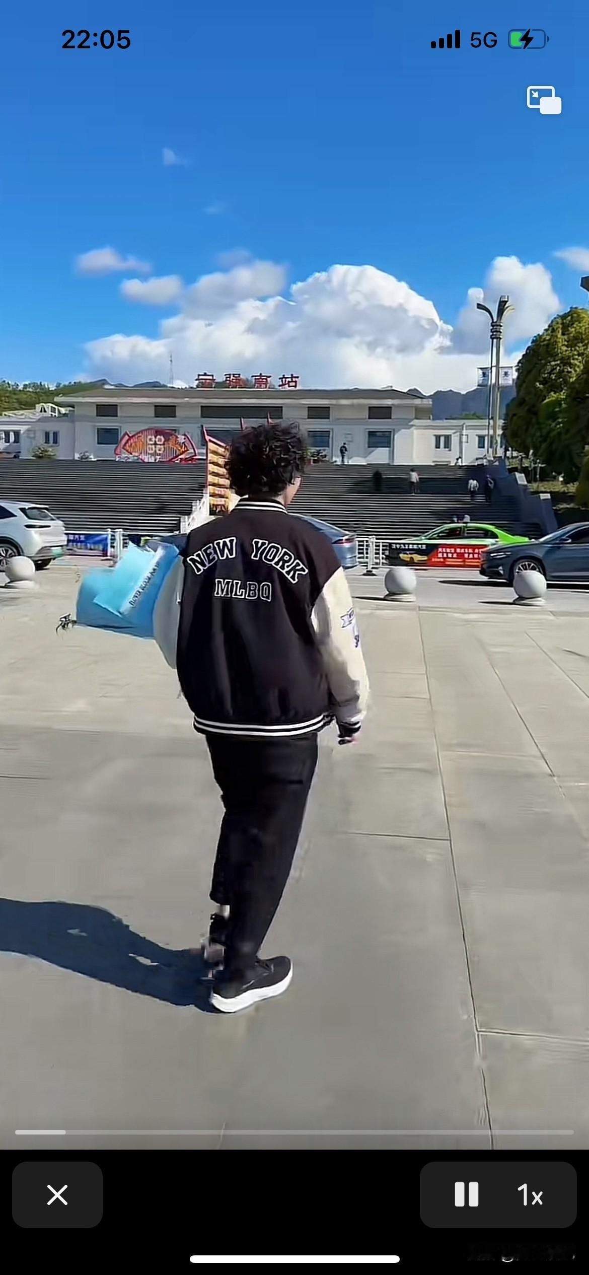 庞麦郎老师又有新欢了，这次是真的要结婚了吧，不要再被龚玲娜骗了。

他已经远超许