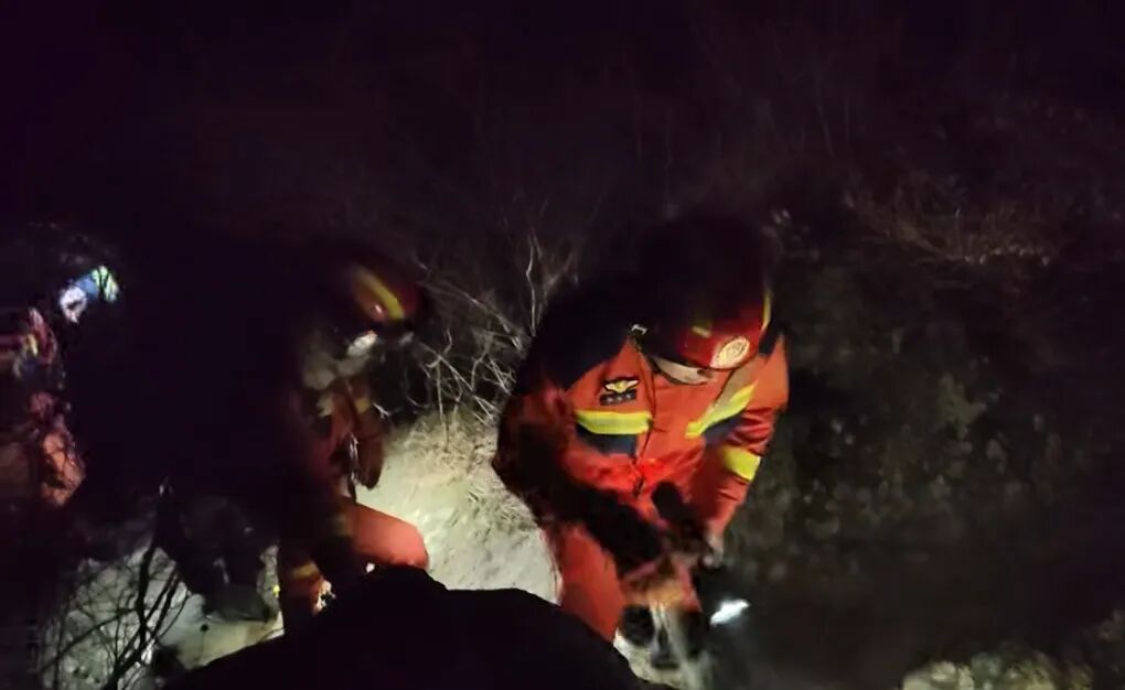 青岛石门山游客登山意外滑落山坳 险情持续五小时后顺利获救