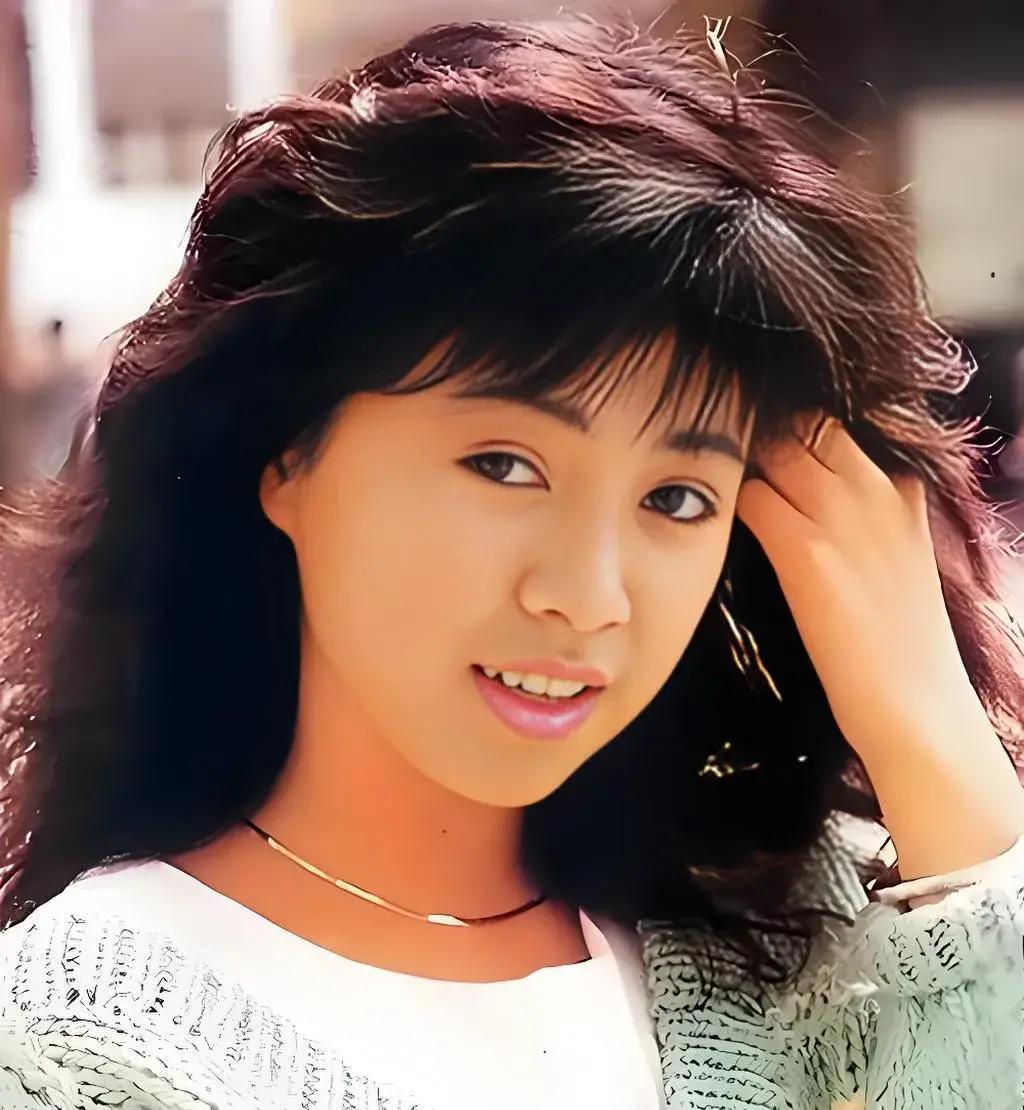 唐丽球（Joan Tong，别名波波，1964年生于香港，1984年香港小姐季军