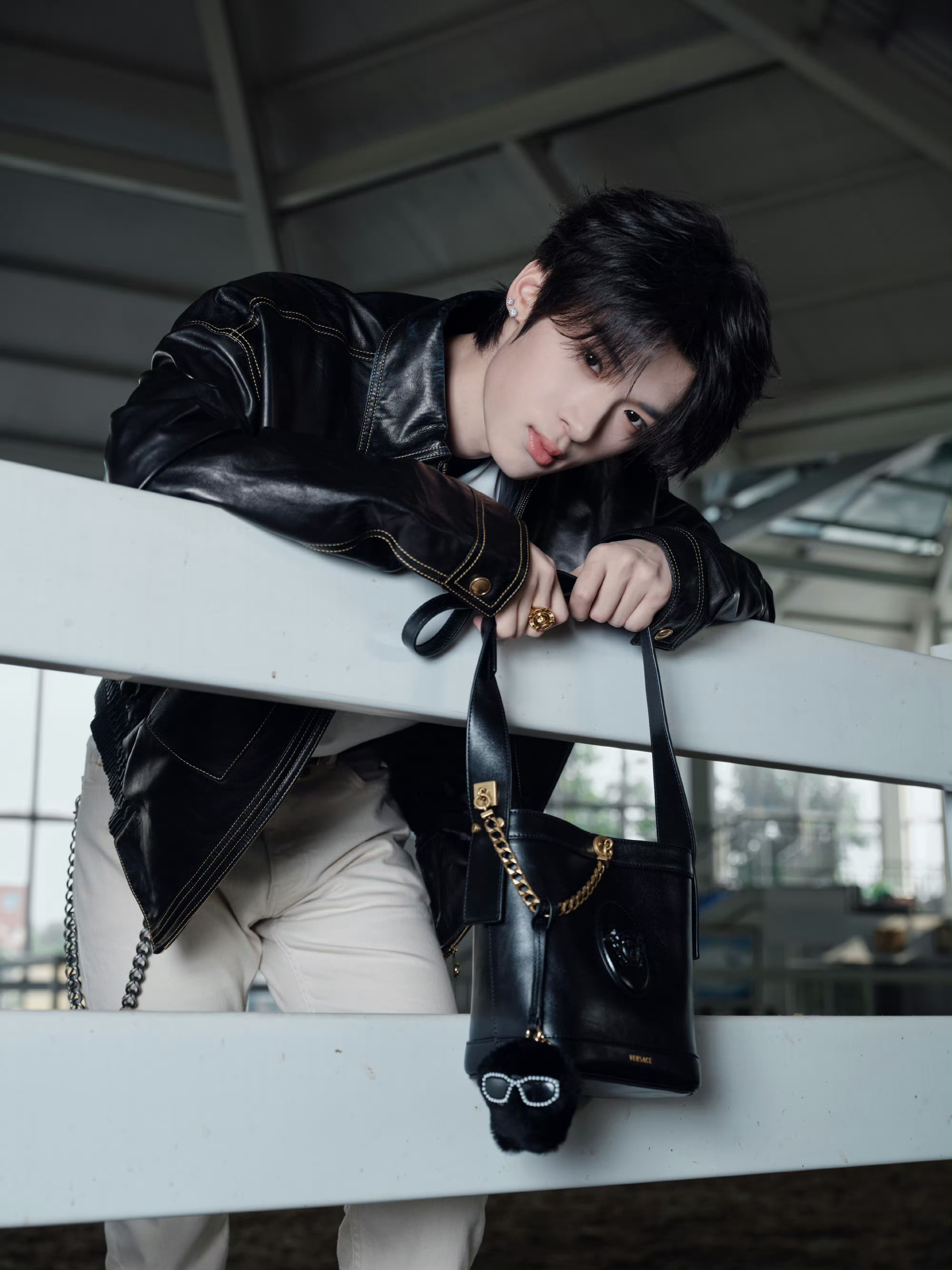 张峻豪｜VERSACE 七夕出镜演绎范思哲七夕系列大片，Mini Pivot 手