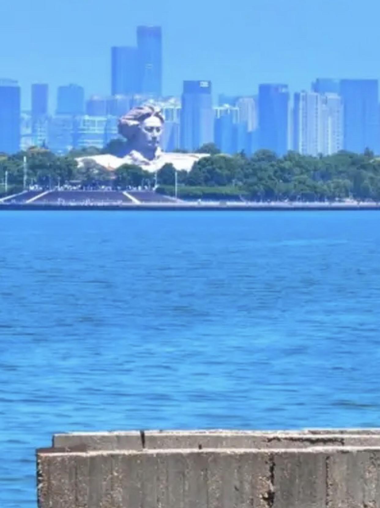 江波浩渺映汀沙，
一别湘川各天涯。
梦里常逢临水影，
清风犹带岸边花。