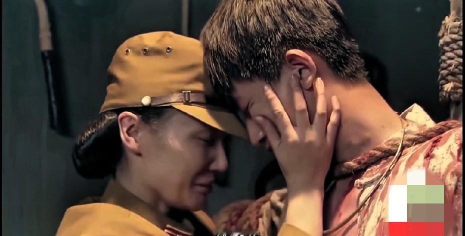 审讯室里，日本女人突然扑向刑架上那个血肉模糊的共产党，死死抱住他，嚎啕大哭：“妈