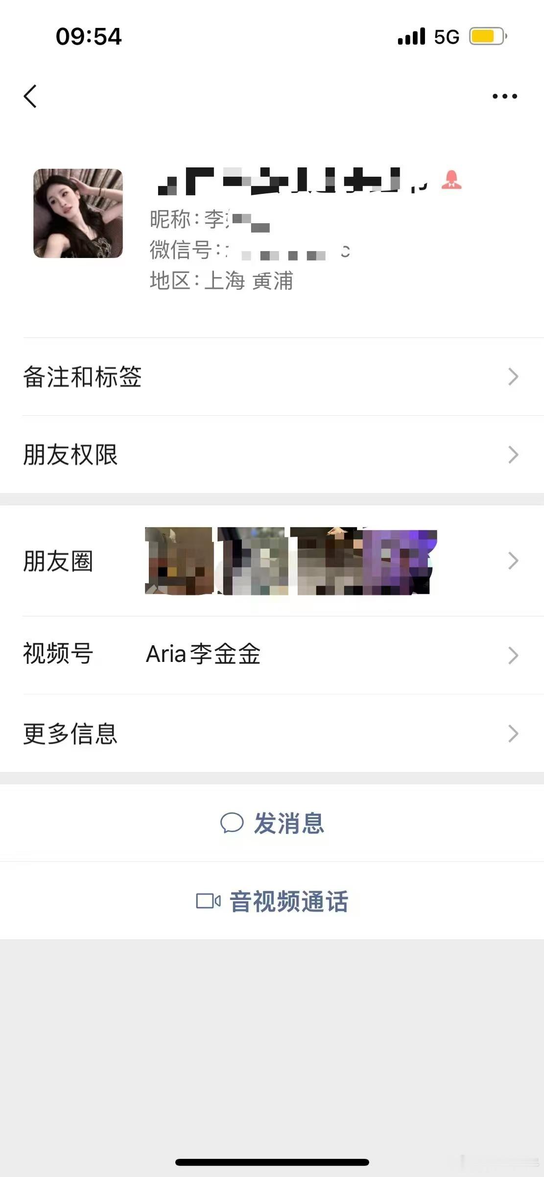#易建联疑似嫖娼被曝# 这瓜劲爆啊，疑似女主曝光，不过收了钱还爆料，这TS也太没