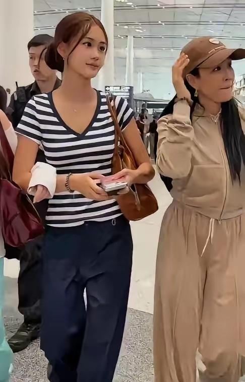 6月23日，钟丽缇携女儿考拉在北京机场被网友偶遇，并拍照留念！
镜头下的钟丽缇身