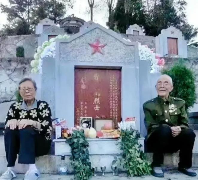 2022年，两位老人身体不行了，千里迢迢来到儿子曹刚的墓前，拍下了一张催泪的“全
