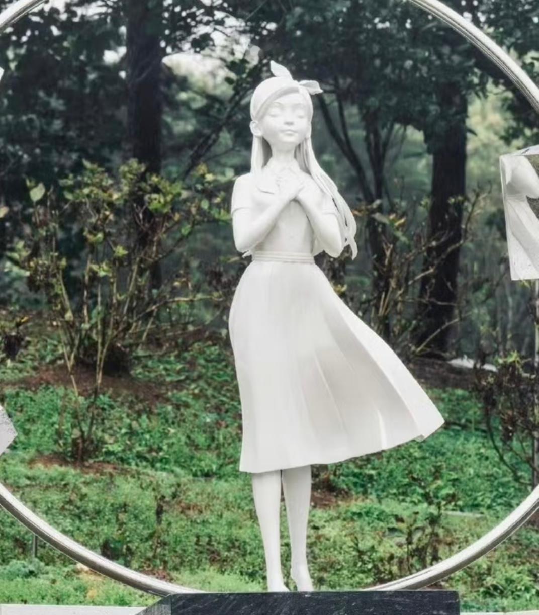 我站在金宝山，看着大S的雕像，心里咯噔一下。
这不是她。
这压根不是我们记忆里的