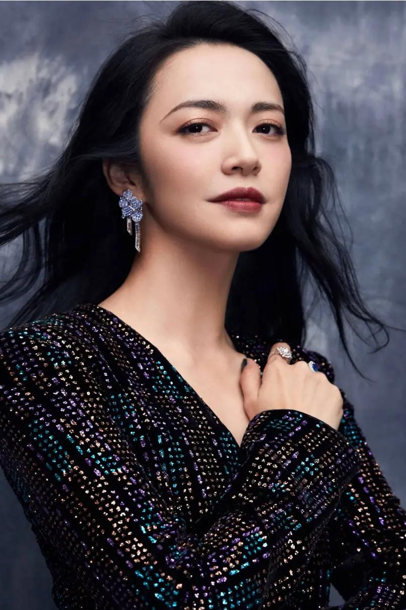 演员，姚晨说，拍摄武林外传，我是踩了一个狗屎运，一下子就火了，那时互联网兴起，这
