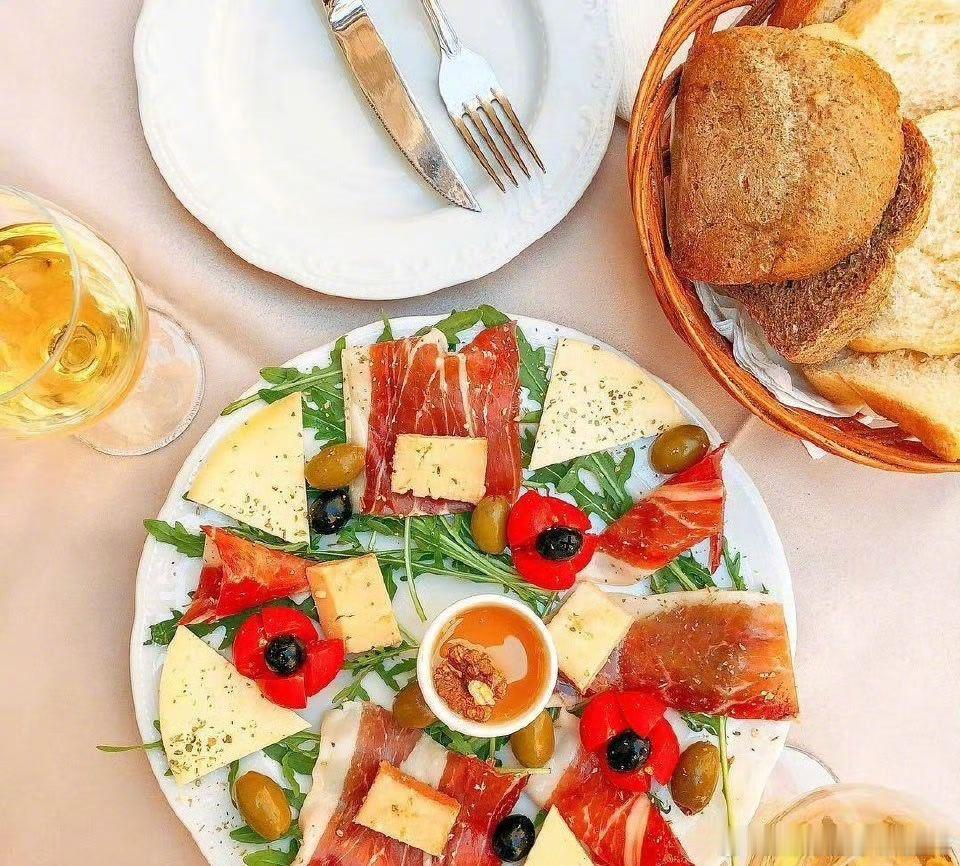 【这里是黑山】美景配佳肴，是藏在黑山时光里，恰到好处的契合。源自:黑山国家旅游局