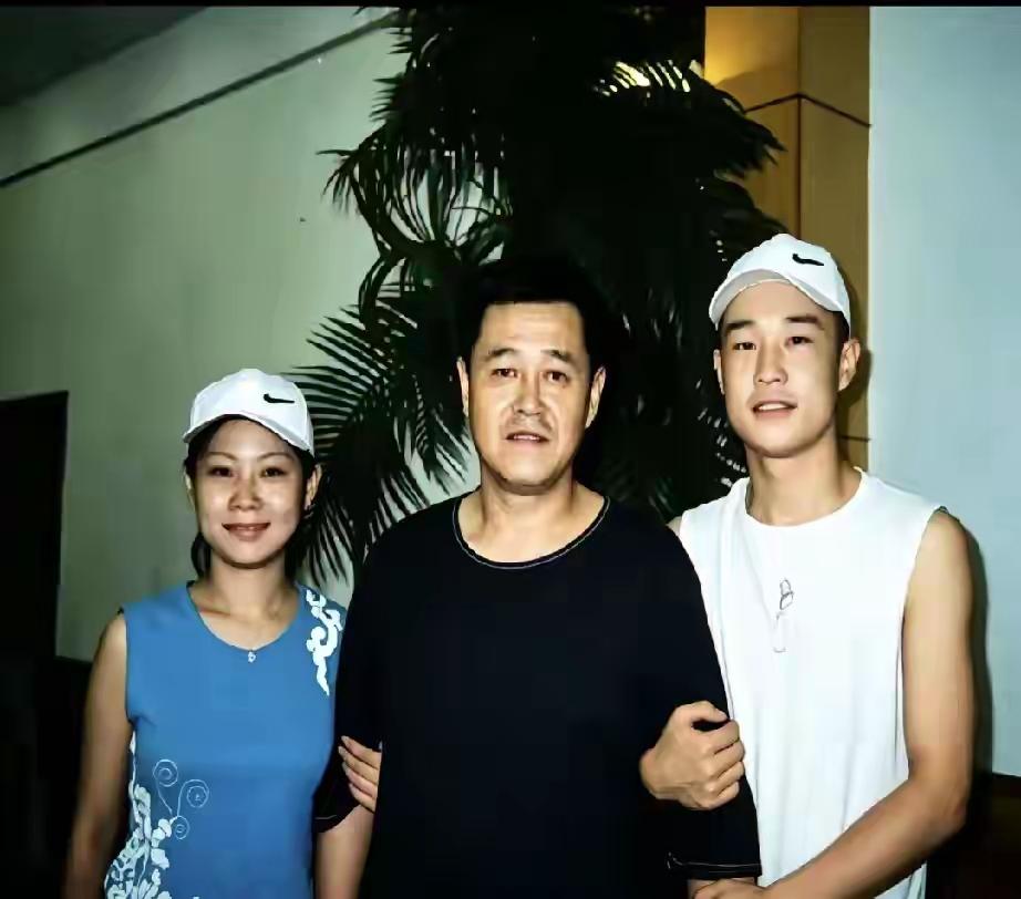 在室内合影，笑容满面。赵老师给了他们多少幸福？不忘初心，感恩一辈子。他们遇到赵老