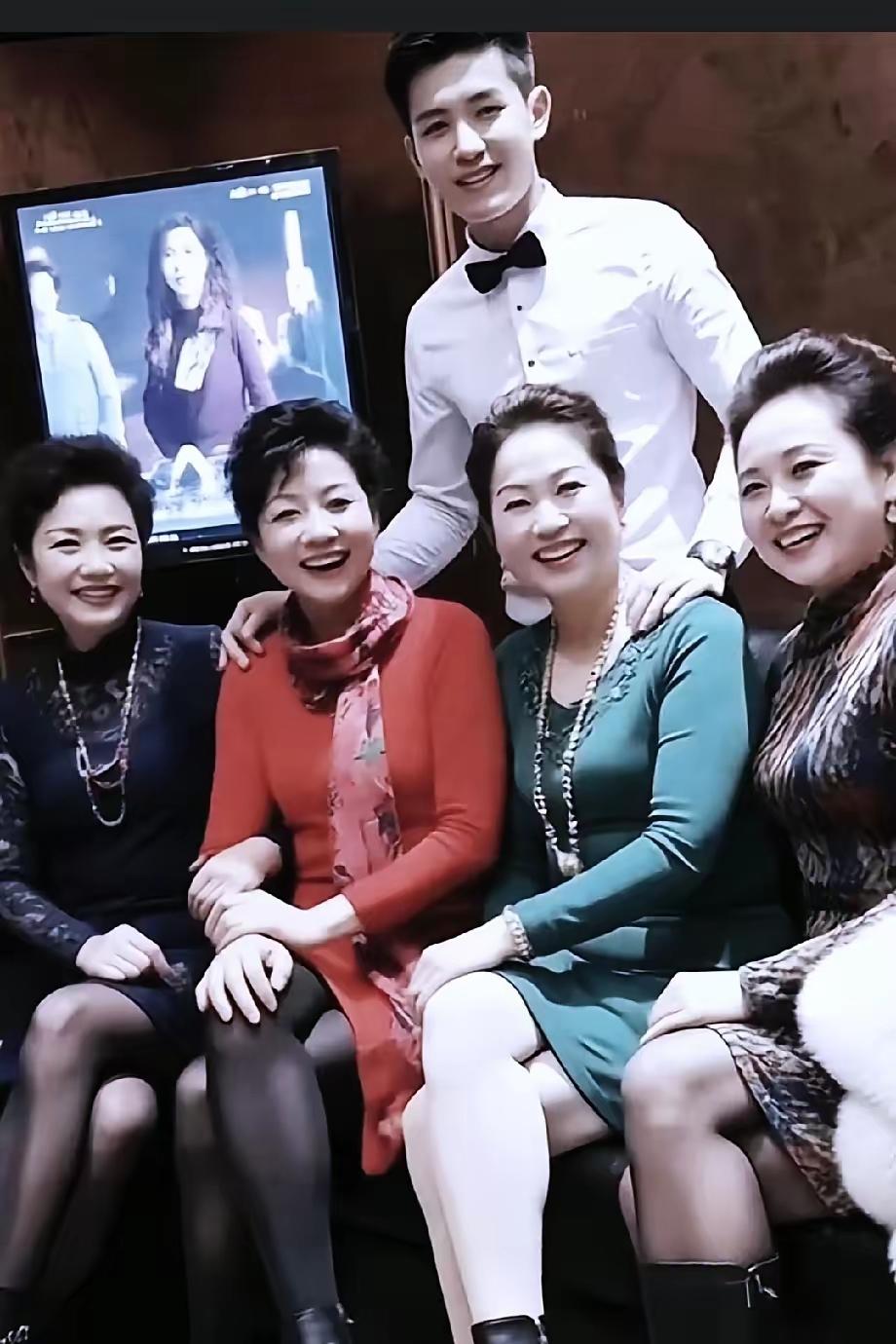 讲真的，富婆脸上真没半分苦相，

反倒满是喜庆平和，

反观不少普通人，眉眼间