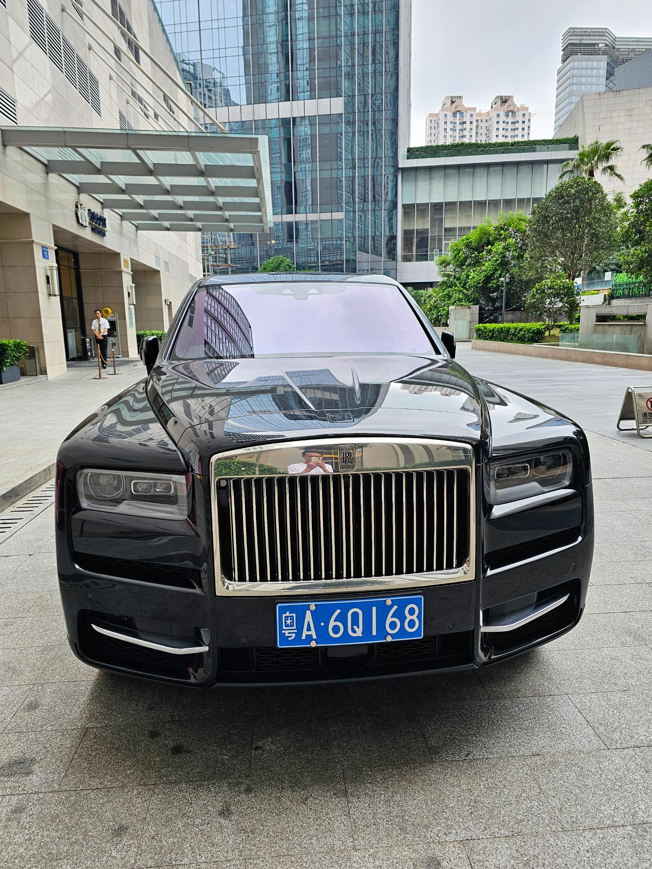 广州偶遇大佬座驾劳斯莱斯库里南，黑色外观酒红色的双腰线和酒红色的内饰座...