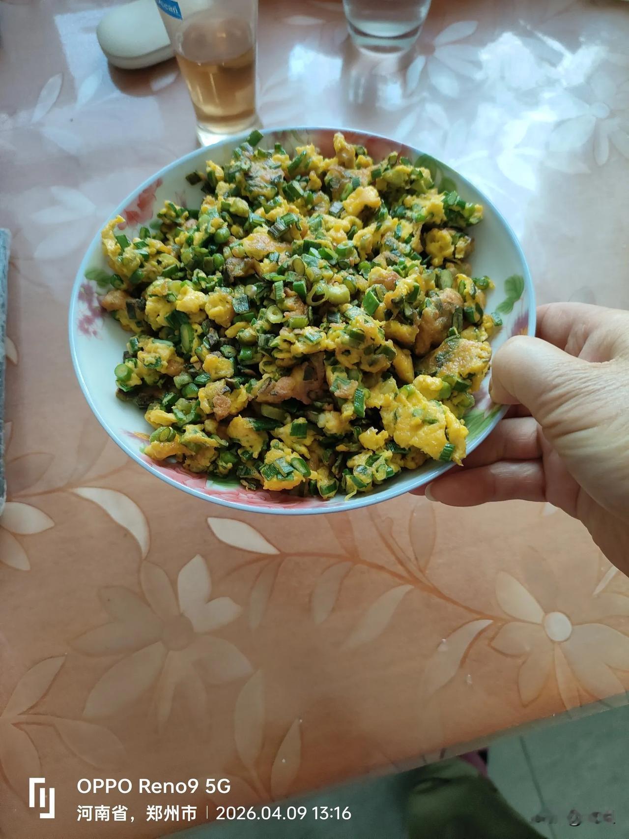 蒜薹尖你们吃吗？现在又到了薅蒜薹的季节。郑州周边的中牟县，可是有名的大蒜之乡，这