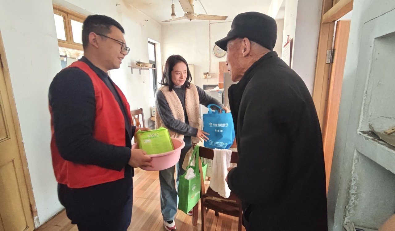 宁波江北当温暖来敲门 “孩子们不在身边，你们每年都惦记着我，这心里暖乎乎的！”江