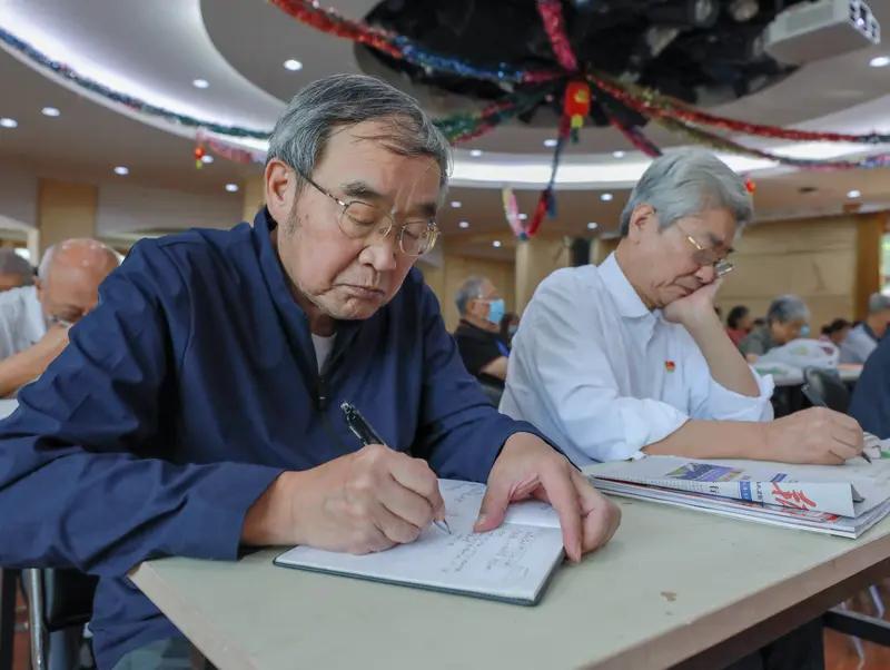 当下流行的老年大学，是老龄化社会与教育普惠深度融合的产物，折射出老年群体从“生存