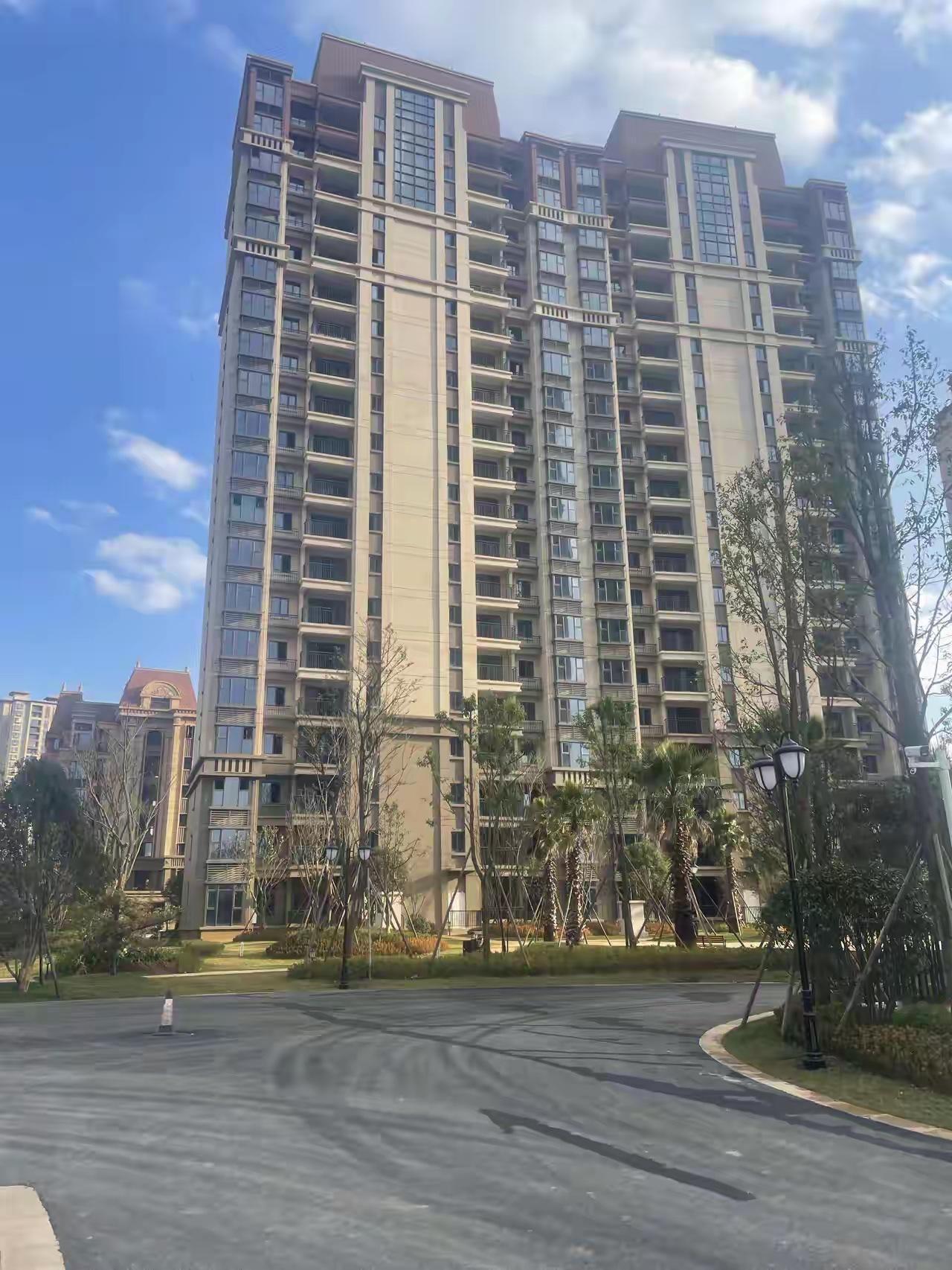 身边好多异地恋情侣，谈了好几年，一提到结婚就卡壳，到底是你去她的城市，还是她来你