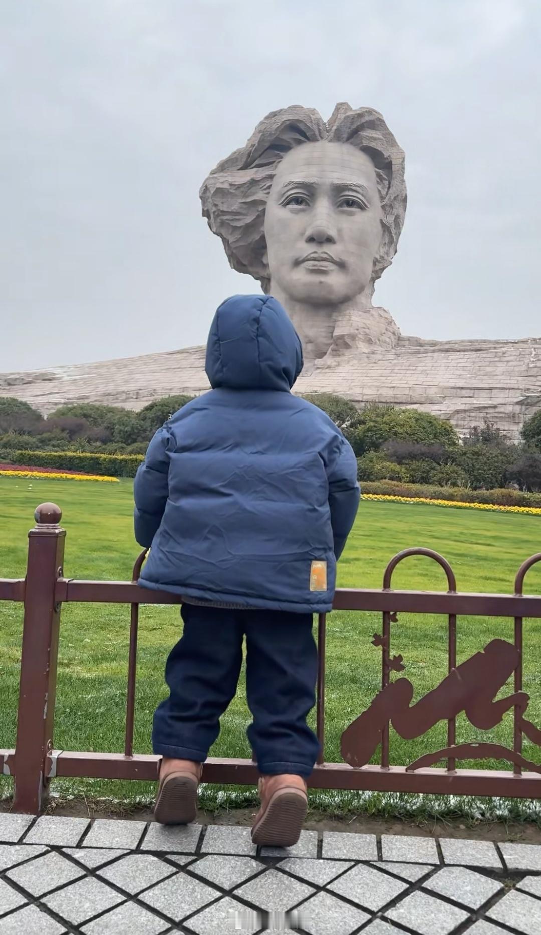 刷到一个视频，橘子洲头，一个小小身影站在教员雕像前，一声接一声地喊：“爷爷——”