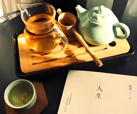 人到中年才真正懂得的人生五课

第一课：送别父母，那是归途。

你送他们走，不是