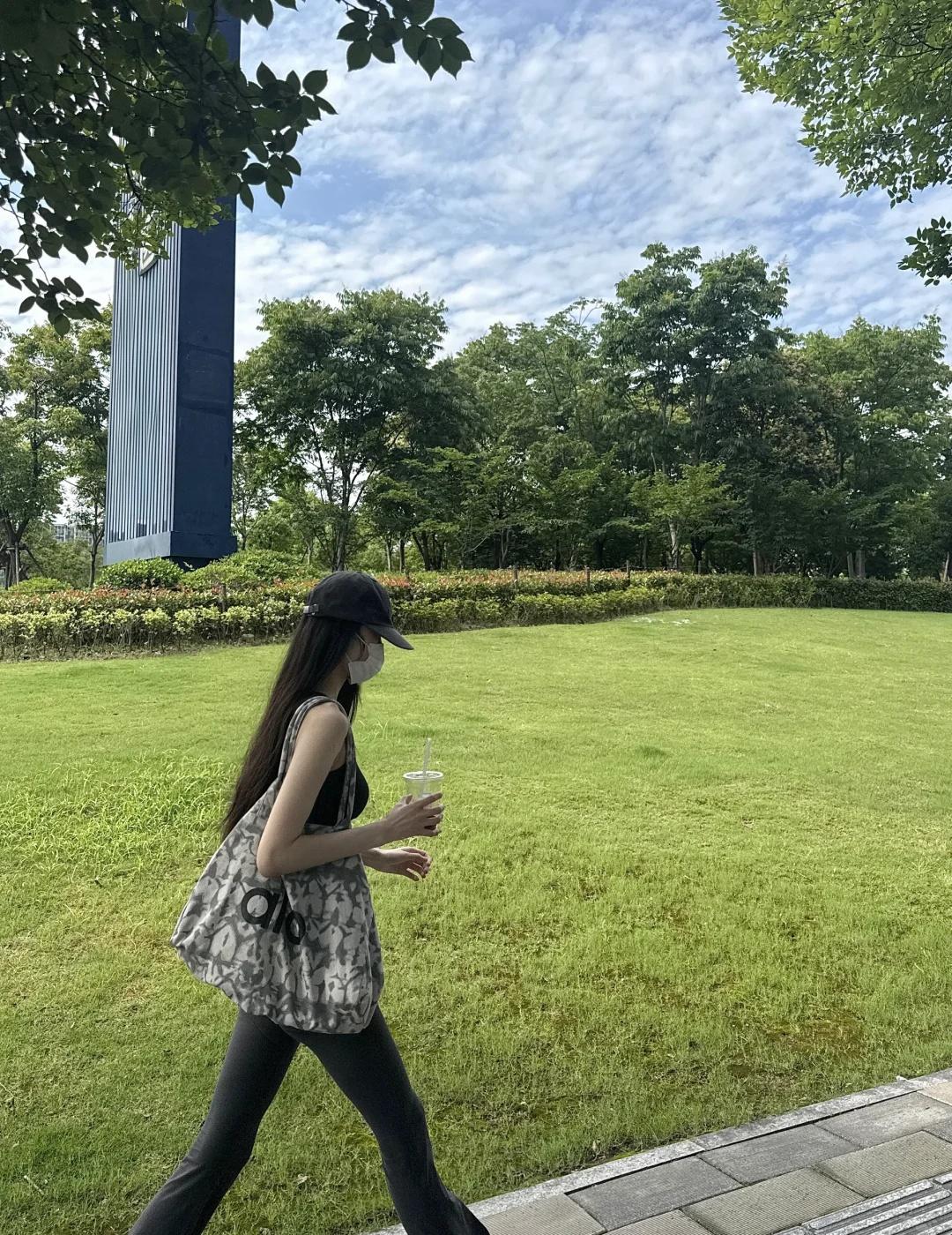 groove国际版对高个子还是短了些
穿上运动鞋就断了一截
努力找够长的瑜伽裤[