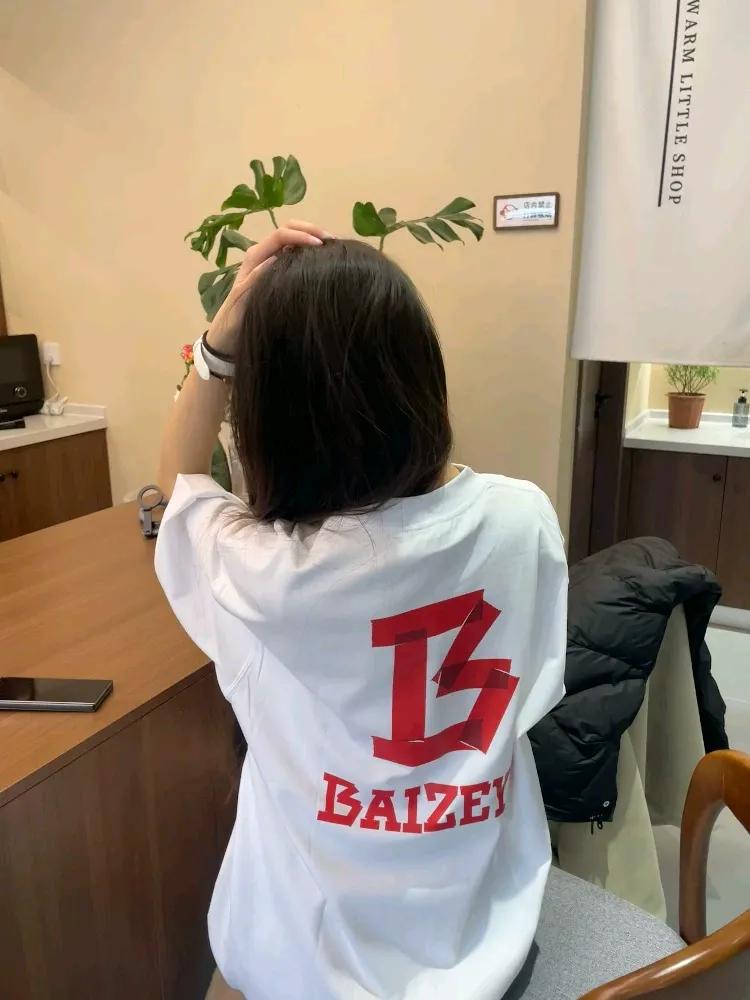 现在的年轻人穿衣真是大胆，昨天见一个胖妹妹穿着一件印有字母“B”的黑色短袖，B字