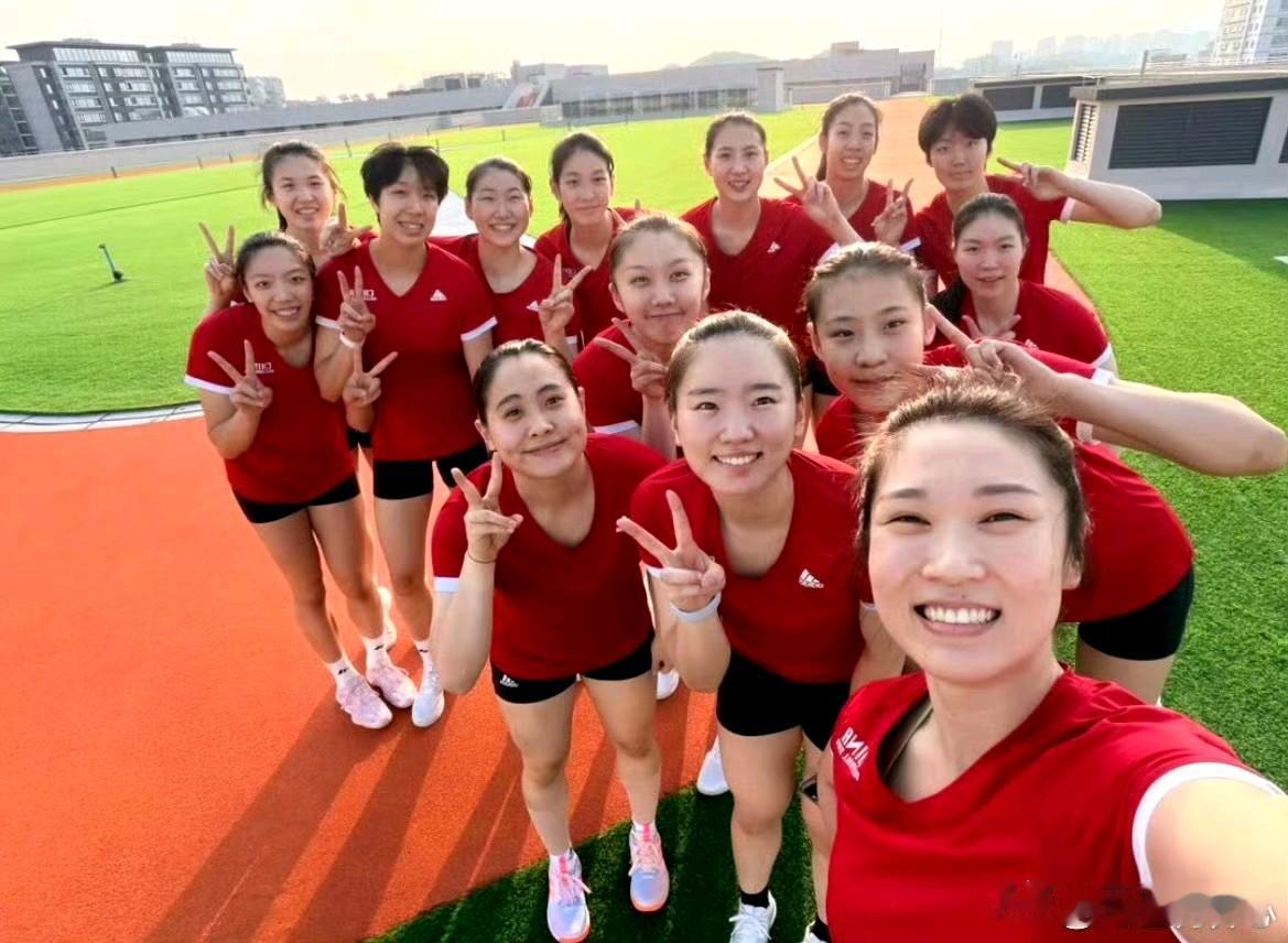 置之死地而后生！中国女排不得不小将挑大梁。
由于吴梦洁和季雨潇伤病离开，大主和接