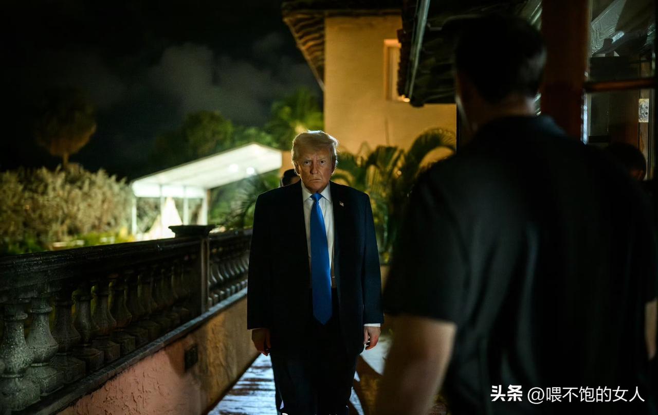 吓得这样？
据悉，这张照片是特朗普在晚上接收到美国白宫国民警卫队2人被暗杀的消息