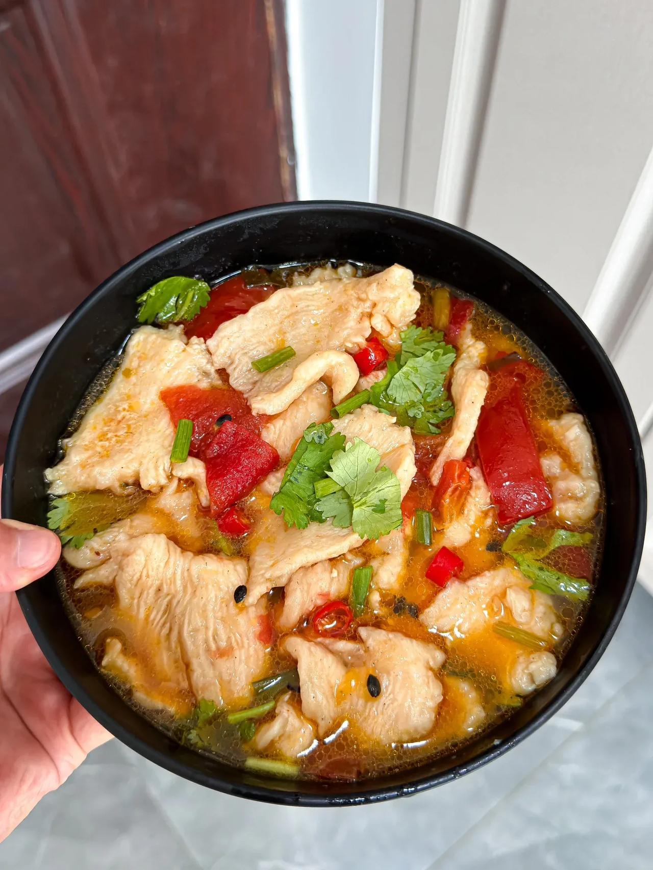 之前做了一次百香果炖鸡腿，出乎意料的好吃！这次试了一下鸡胸肉片，细嫩爽滑、酸辣可