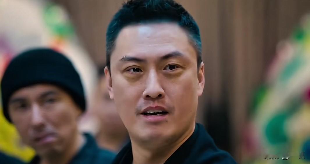 最近热播的《罚罪2》不知各位看了没有，海柱在里面饰演了一个反派角色罗博，第一次看