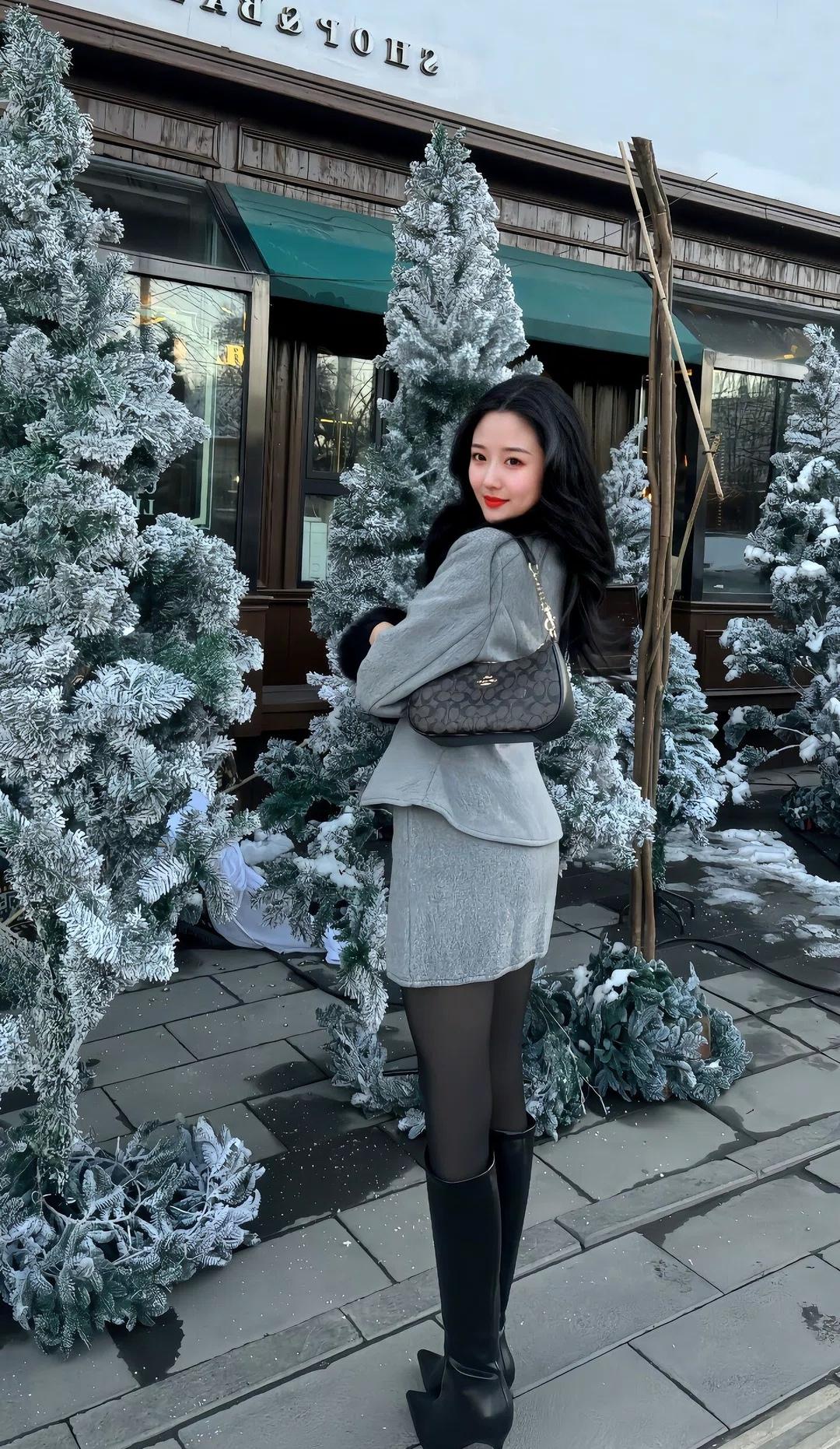 冬日雪景中的时尚穿搭，温暖又迷人！🌨️👗👢