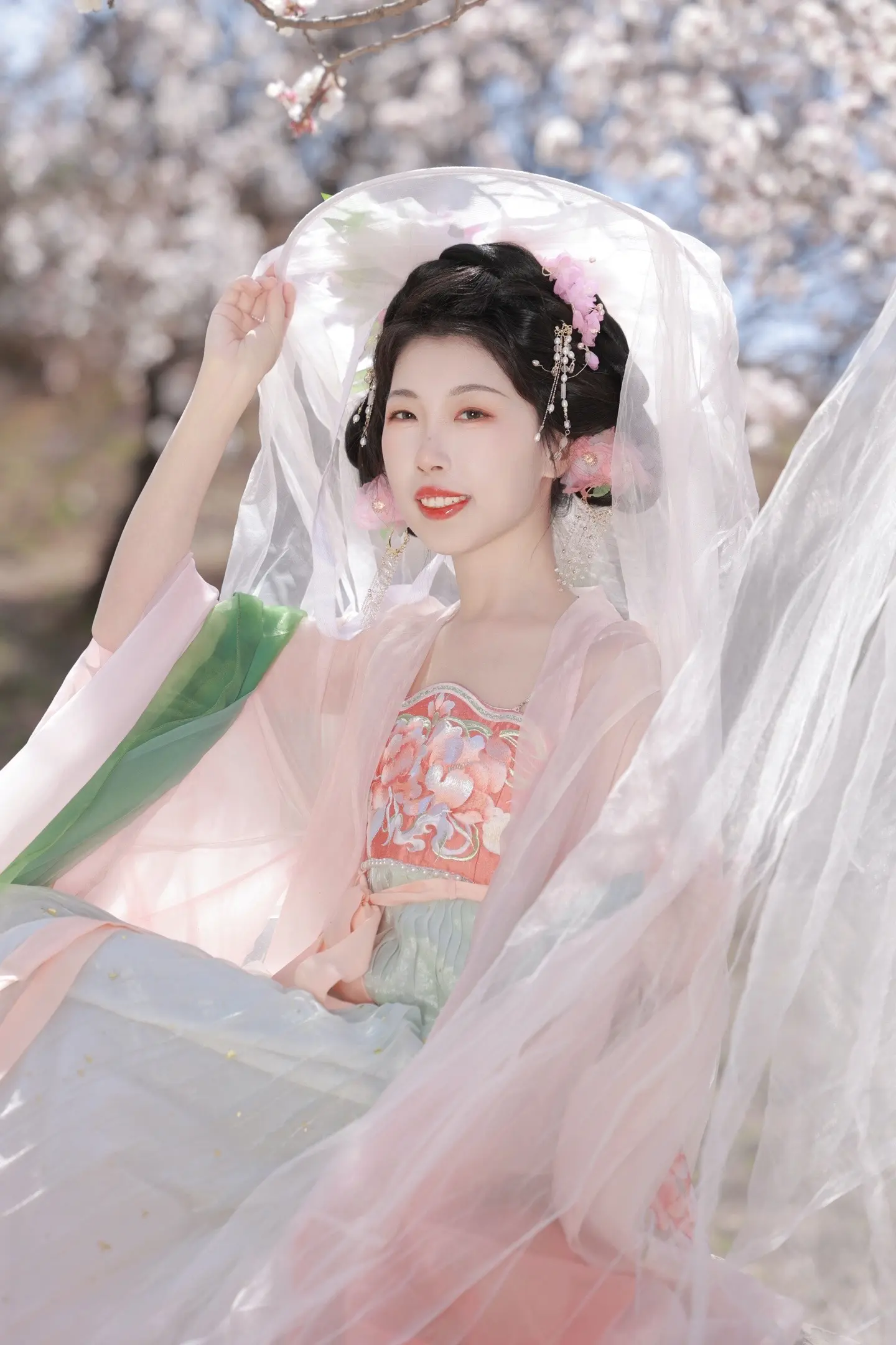 像是百花撞了春风。