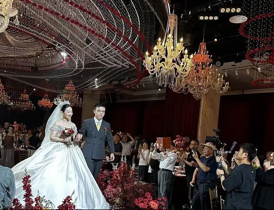 我真的不习惯和喜欢吃外卖啊[笑cry]参加婚礼吃了一桌子外卖 ​​​