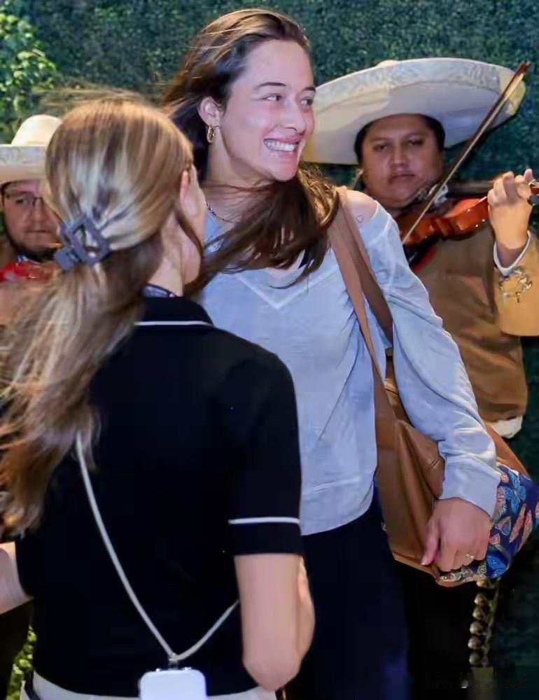 WTA的流量三小花伊埃拉、约维奇、森梅兹，其中伊埃拉的人气相当火爆。这位20岁的