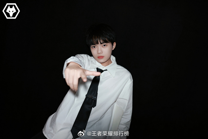 清清中路选手已就位清清转战中路！你期待他掏出什么英雄？ 