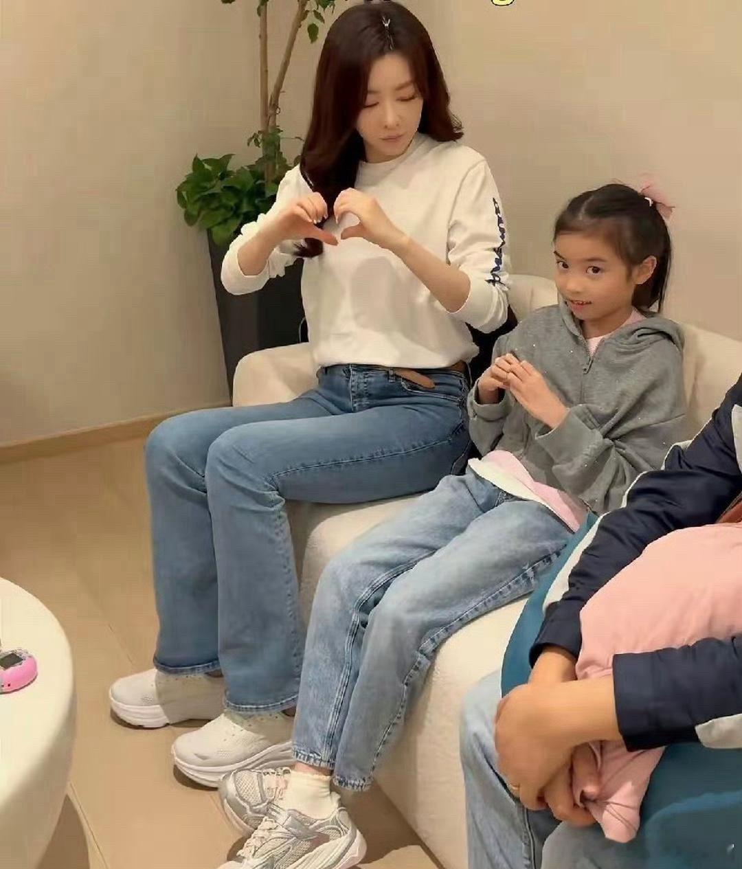 熊黛林和女儿同框，基因太神奇了！ 