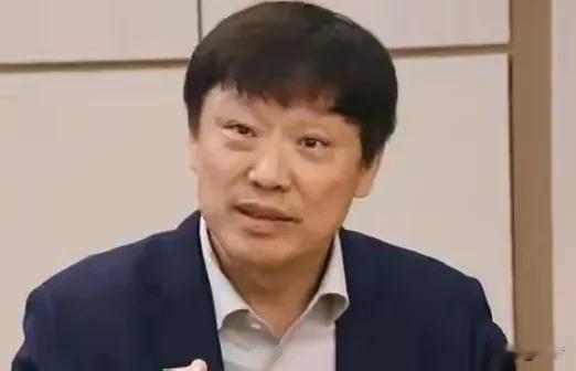 胡锡进为辩护陈璇而攻击网友，竟然在8月3号直接发文，说那些认为陈璇卑躬屈膝的人是