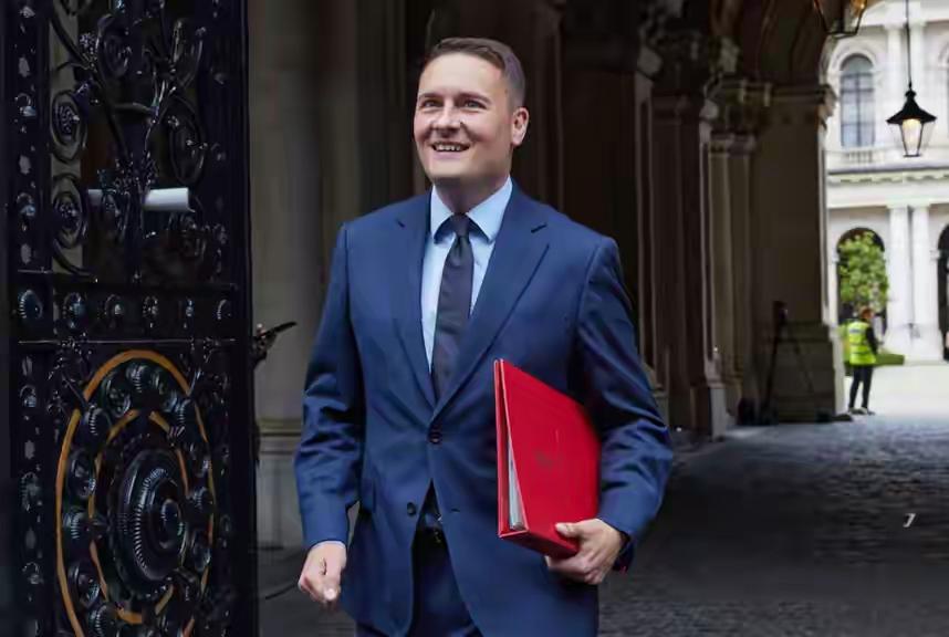 据英国《每日邮报》5月16号报道：英国首相斯塔默迫于现实的压力准备辞职，已制订出