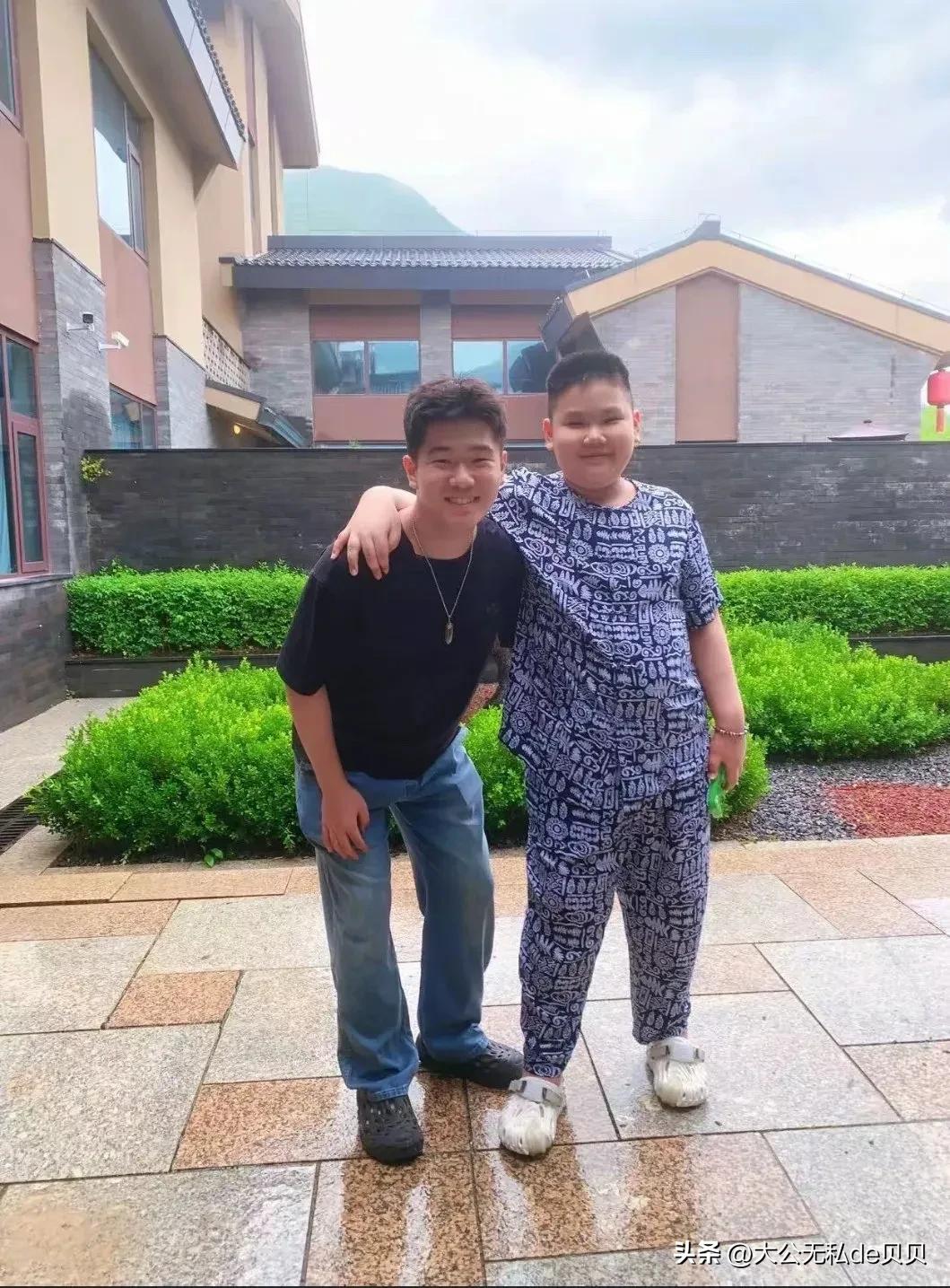 郭德纲这个小儿子观感实在是太不好了！

跟德云社员工合影，明知道自己个子不够高，