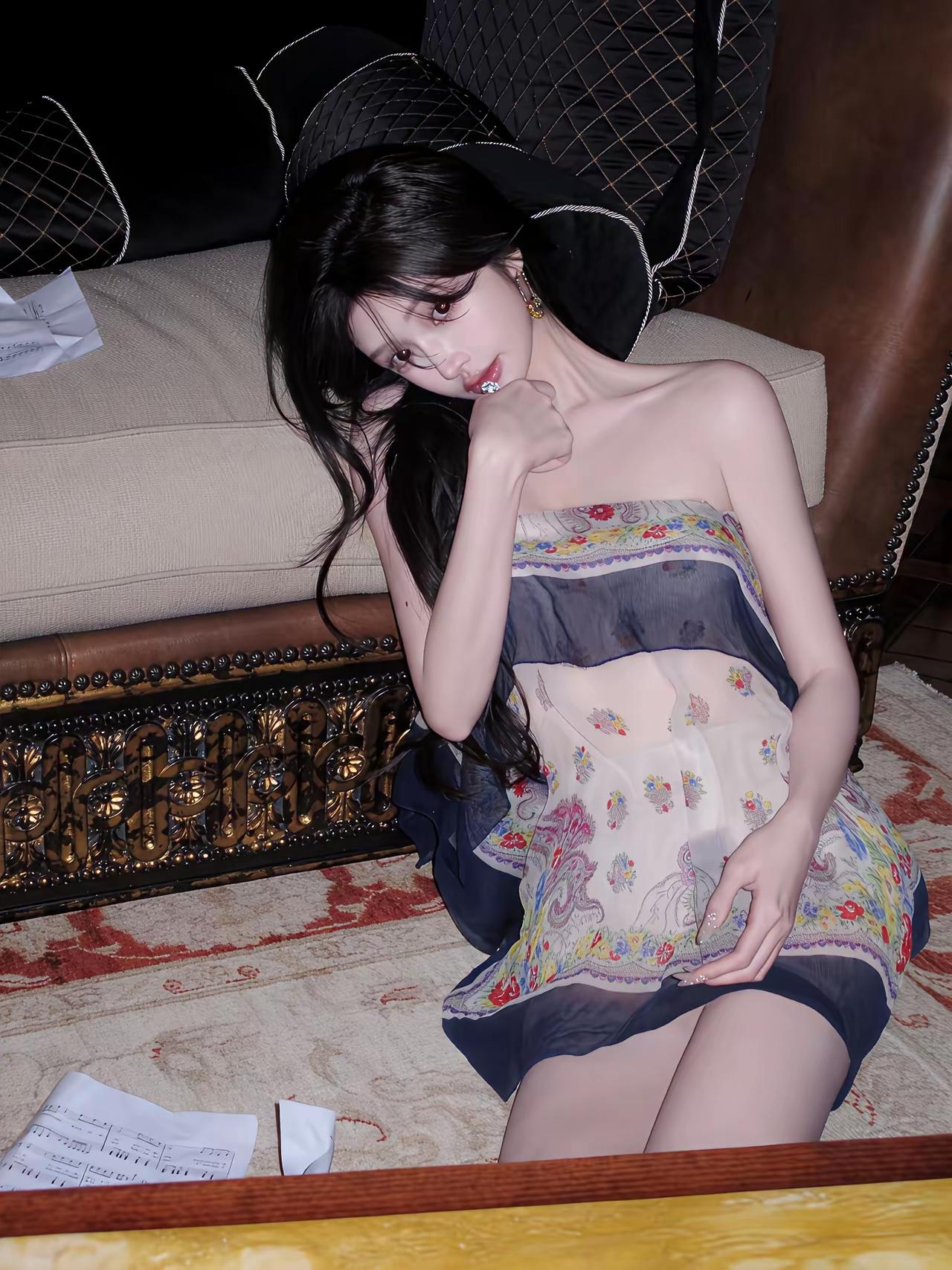 慵懒午后，黑发美人倚靠沙发，沉思中。你会笑话别人的缺点吗 雪山少女感穿搭 瑜伽坚