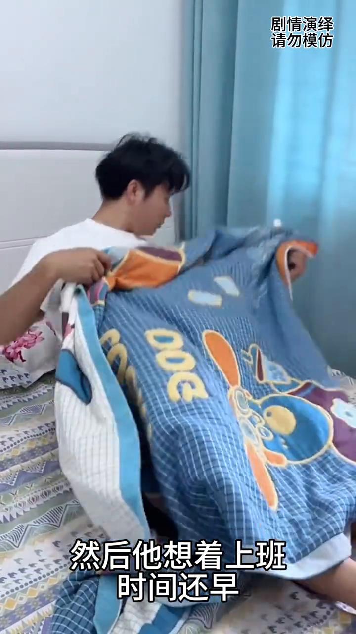 男子午睡时上班竟然睡过头了。
午休时间到了，男子打开窗户，想着上班时间还早，于是