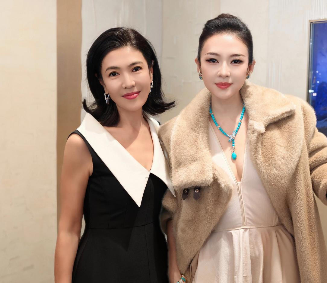 左边是苏芒，1971年出生，身高160cm。
右边是章子怡，1979年出生，身高