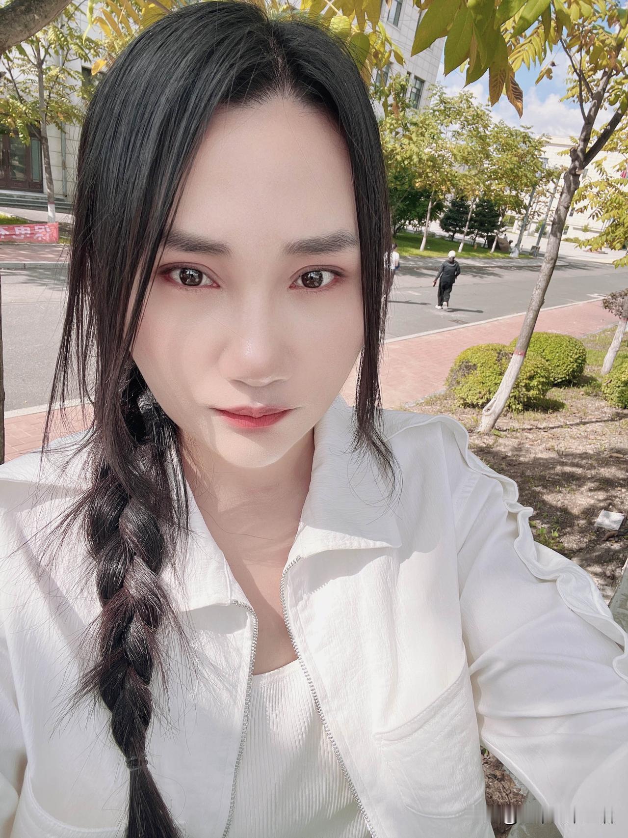 婚姻里最让人心疼的，是那个一边发火，一边默默扛下所有的女人。

我身边很多姐妹都