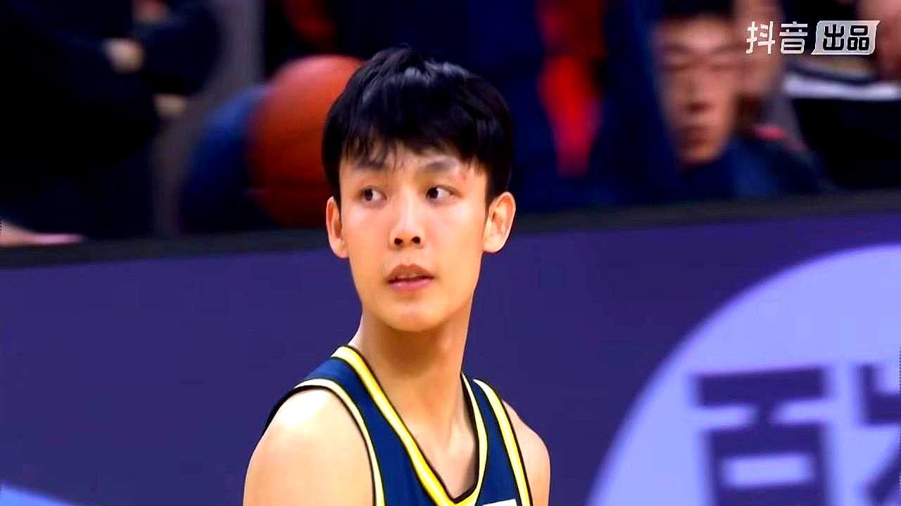 大过年的，男篮这帮小伙子一天假没放，天天关着练球。
 
还不是之前被韩国队连着干