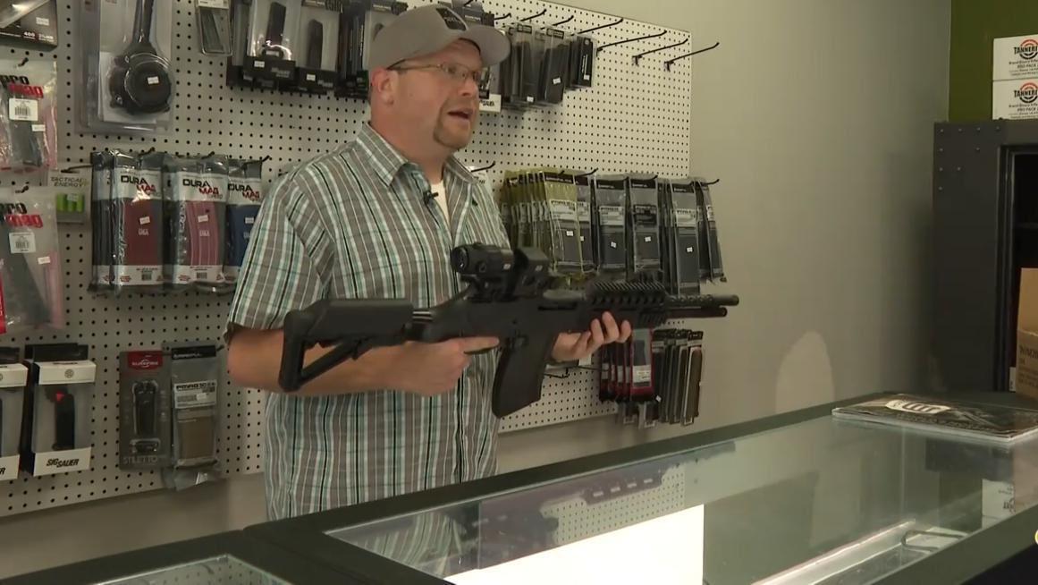 马姆达尼胜选后，纽约人涌向武器商店抢购枪支弹药。 
佐兰·马姆达尼胜选后的第二天